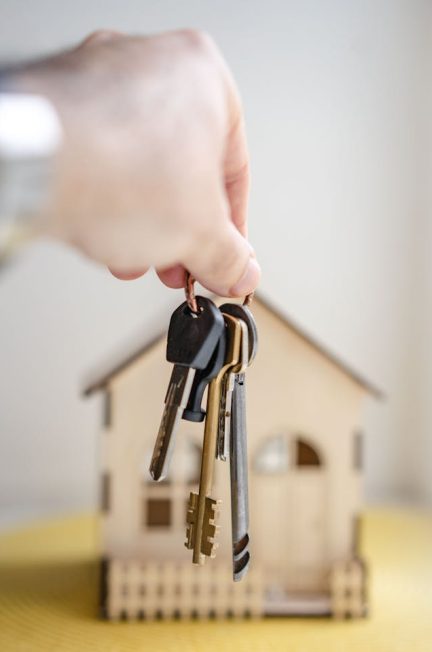 person-with-keys-for-real-estate